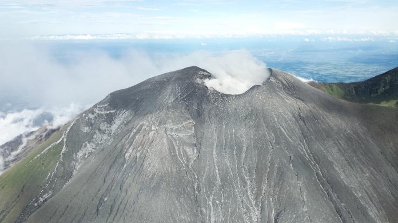 Erupciones del Monte Kanlaon desplazan a miles en Negros a medida que se intensifica la amenaza volcánica.