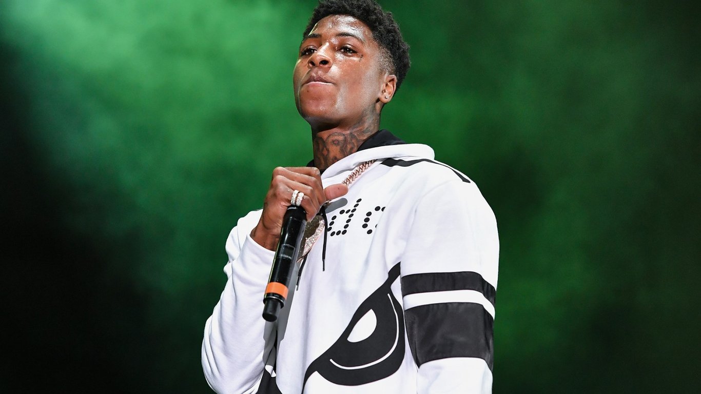 NBA YoungBoy condenado a 23 meses de prisión tras declararse culpable de cargos de armas de fuego.