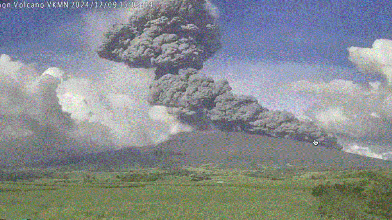 DSWD moviliza 80,000 paquetes de alimentos y ayuda para residentes afectados por la erupción del Kanlaon.