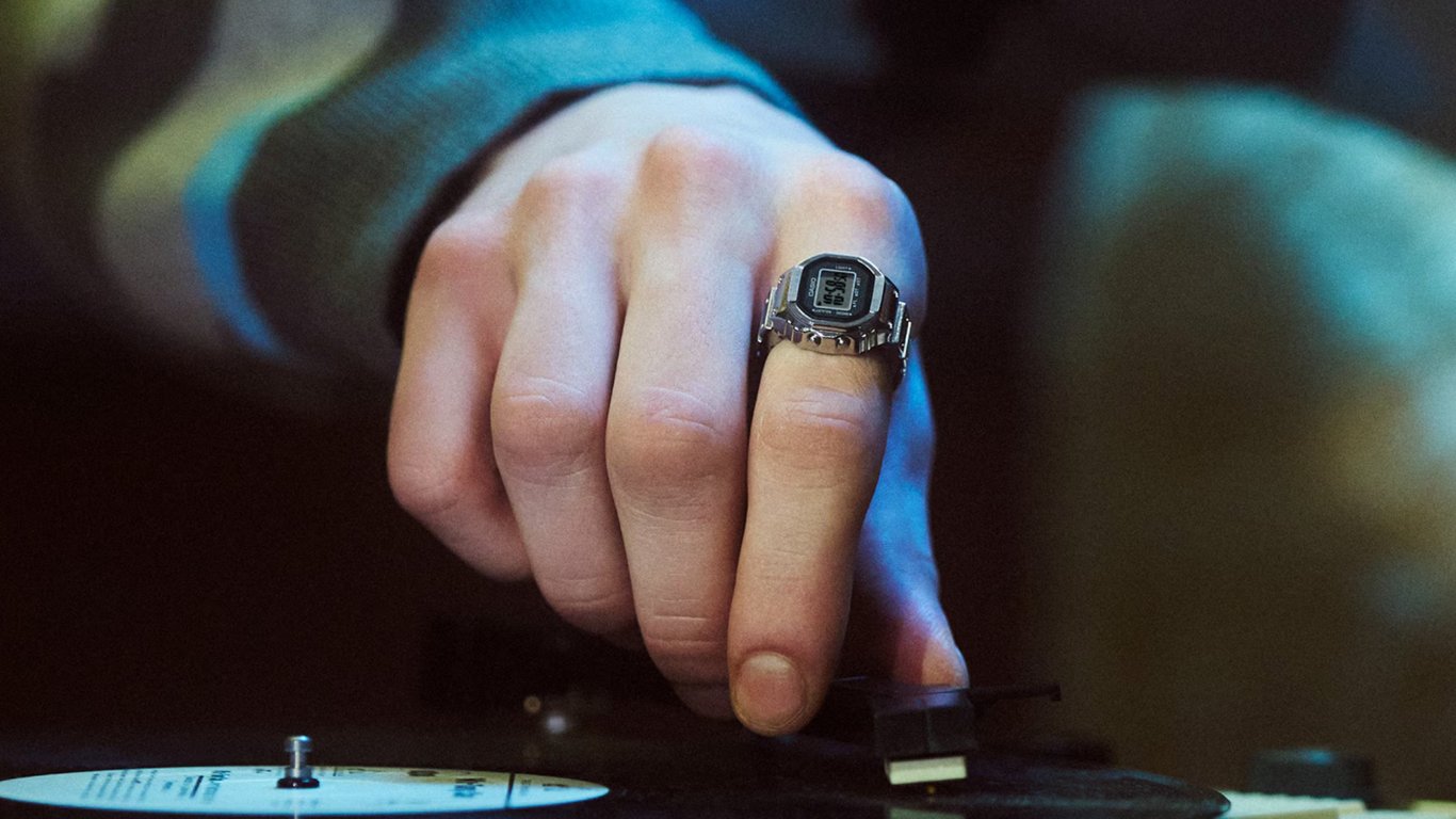 Casio transforma el icónico Casiotron en un elegante anillo CRW001-1, desatando la locura entre los coleccionistas.