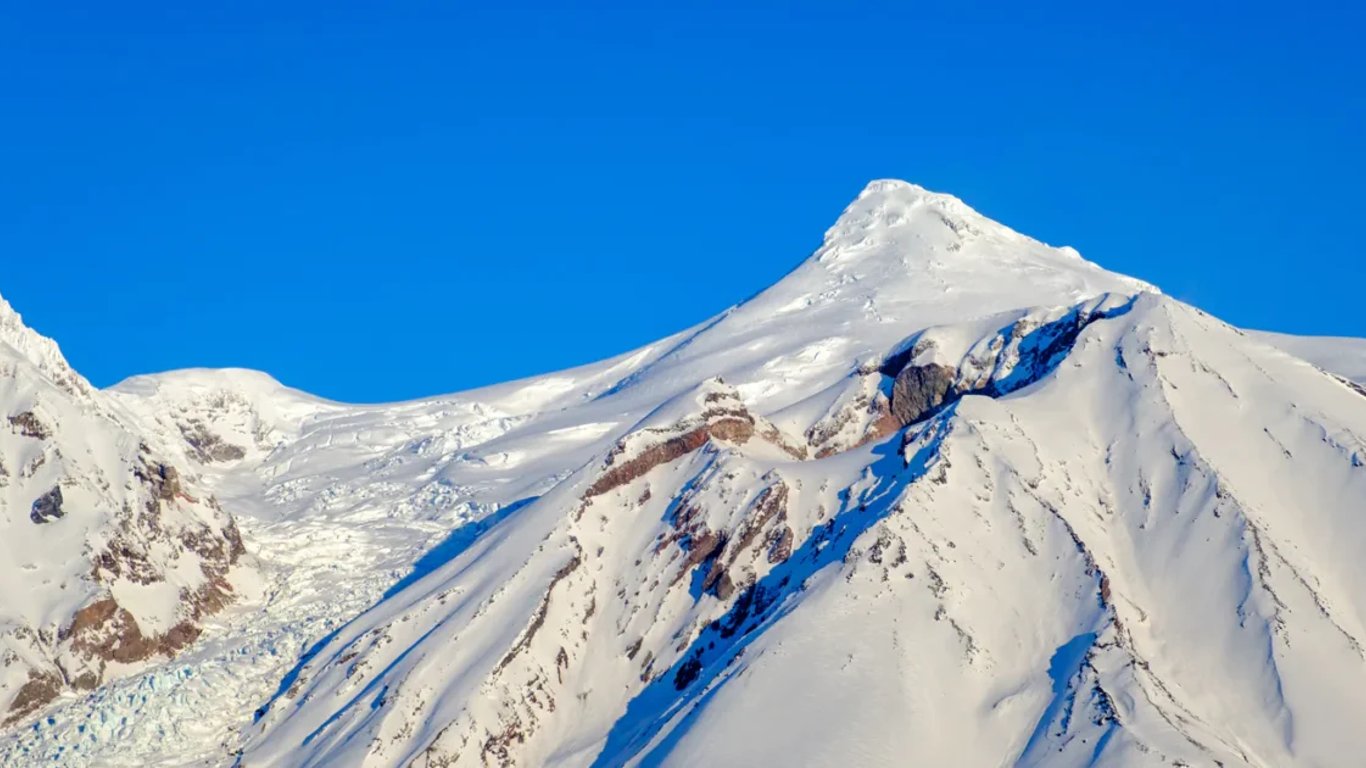 El monte Spurr de Alaska enfrenta un 50% de riesgo de erupción en medio de un aumento en la actividad sísmica.