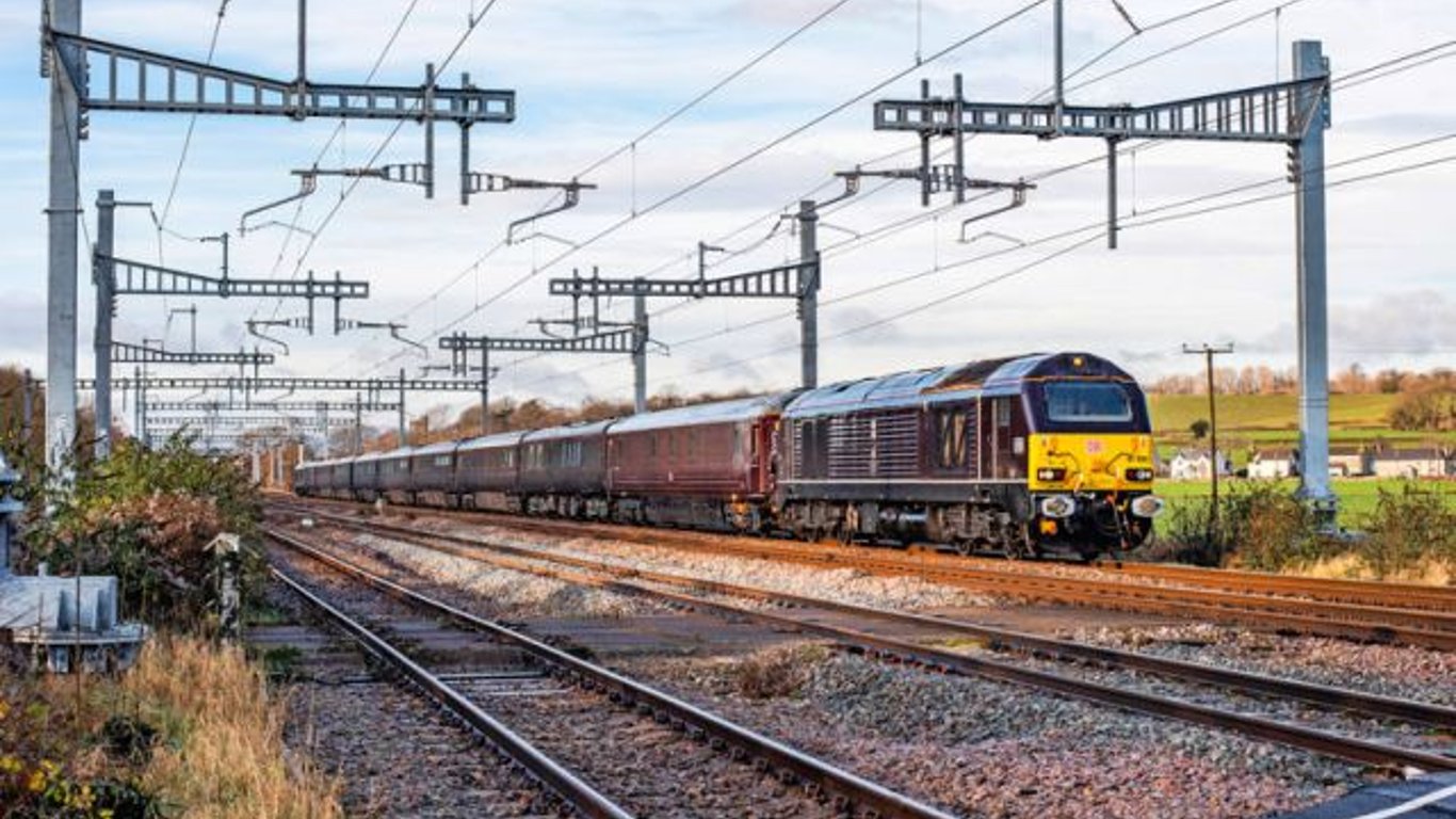 El legado del tren real continúa mientras DB Cargo UK recibe la aprobación del Rey Carlos III.