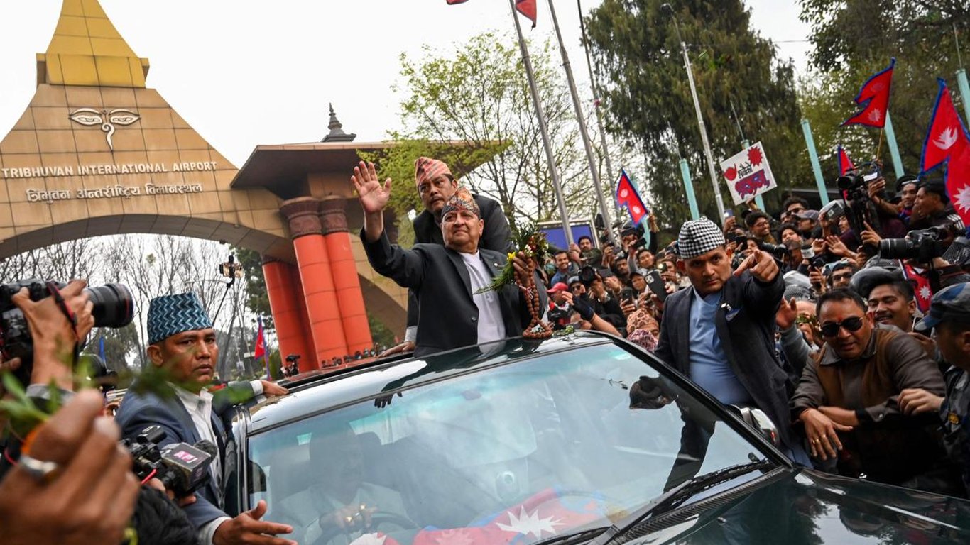 El regreso de Gyanendra Shah desata un debate sobre la monarquía y el futuro político de Nepal.