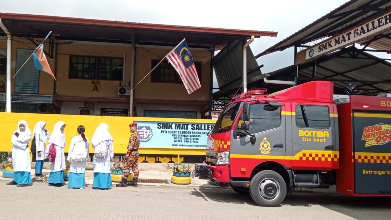Los bomberos de Ranau responden rápidamente a un leve terremoto, asegurando la seguridad de la comunidad.