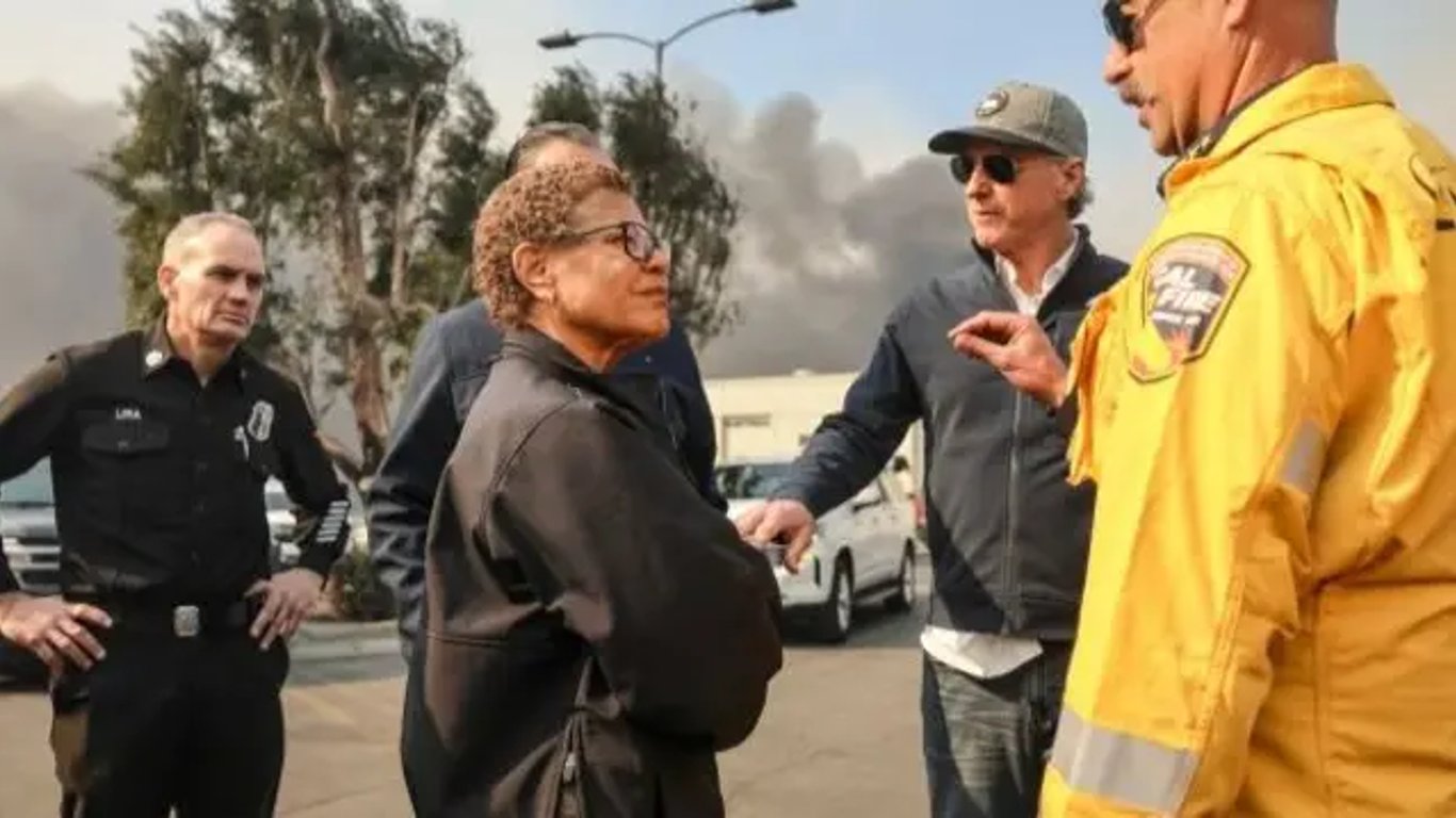 Incendios en Los Ángeles: críticas a la alcaldesa Bass por su ausencia en la crisis