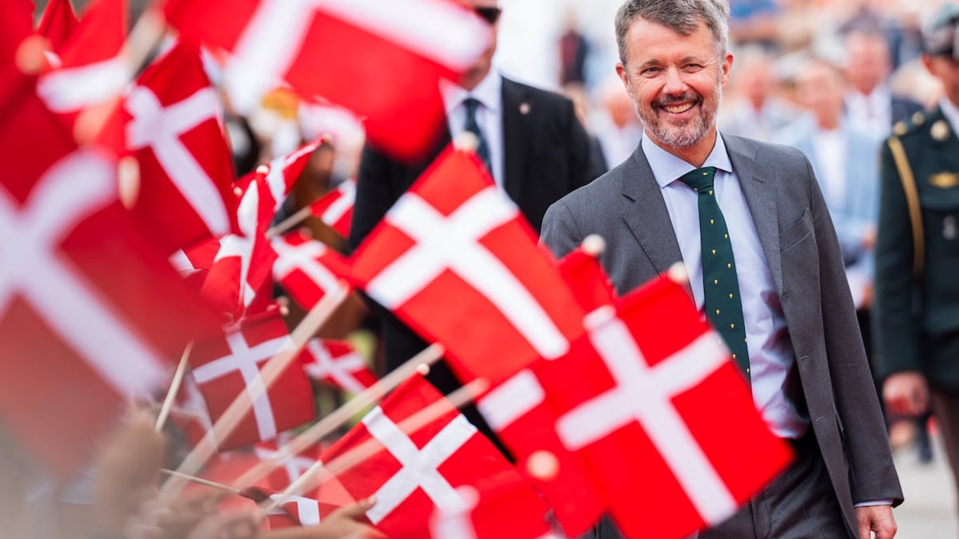 El Reino de Frederik X Comienza: Un Monarca Moderno Conectando con el Corazón y la Herencia de Dinamarca.