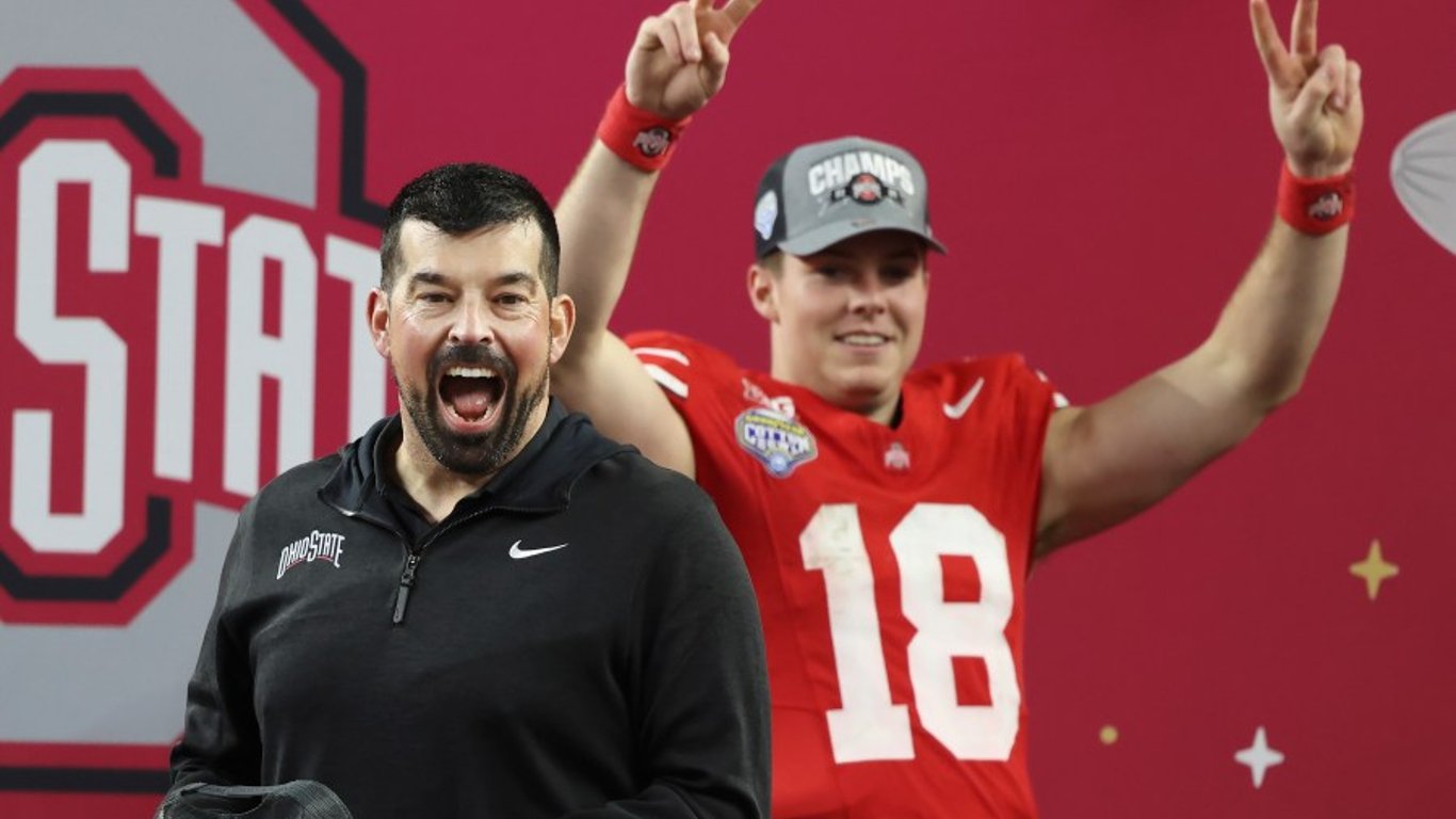 Los aficionados de Michigan enfrentan un dilema impensable: ¿apoyar a los rivales Notre Dame o Ohio State?