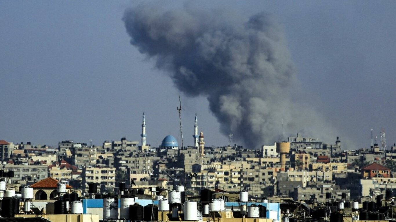 Israel defies the ICJ and bombs Rafah: tension in Gaza.