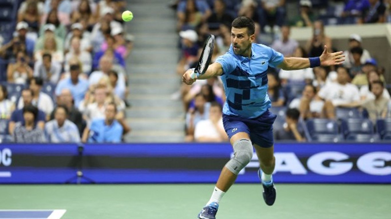 Djokovic enfrenta un futuro incierto tras su sorprendente salida del Abierto de EE. UU. y contratiempos en su carrera.