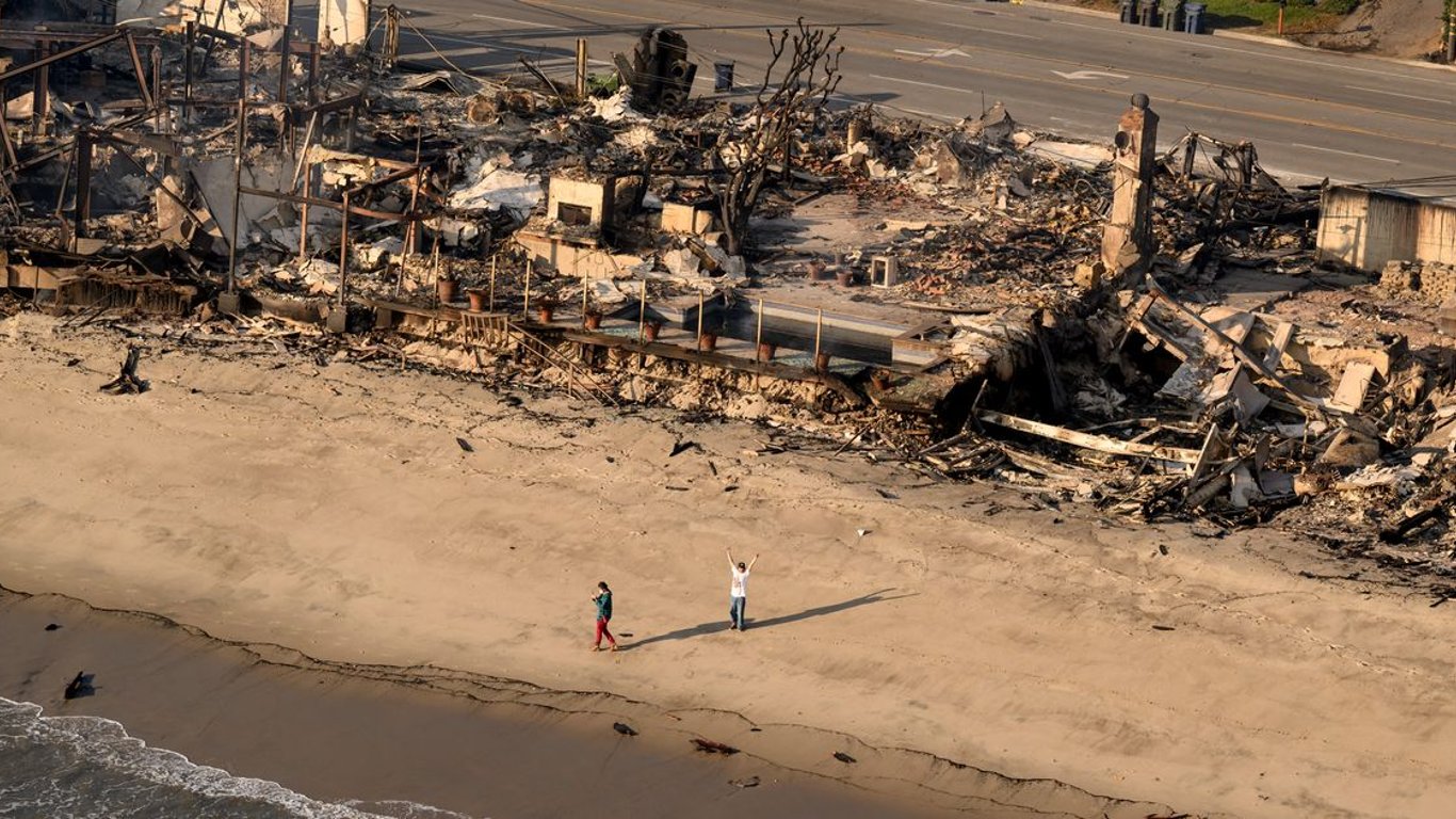 Incendios arrasan hogares de celebridades en Los Ángeles dejando devastación