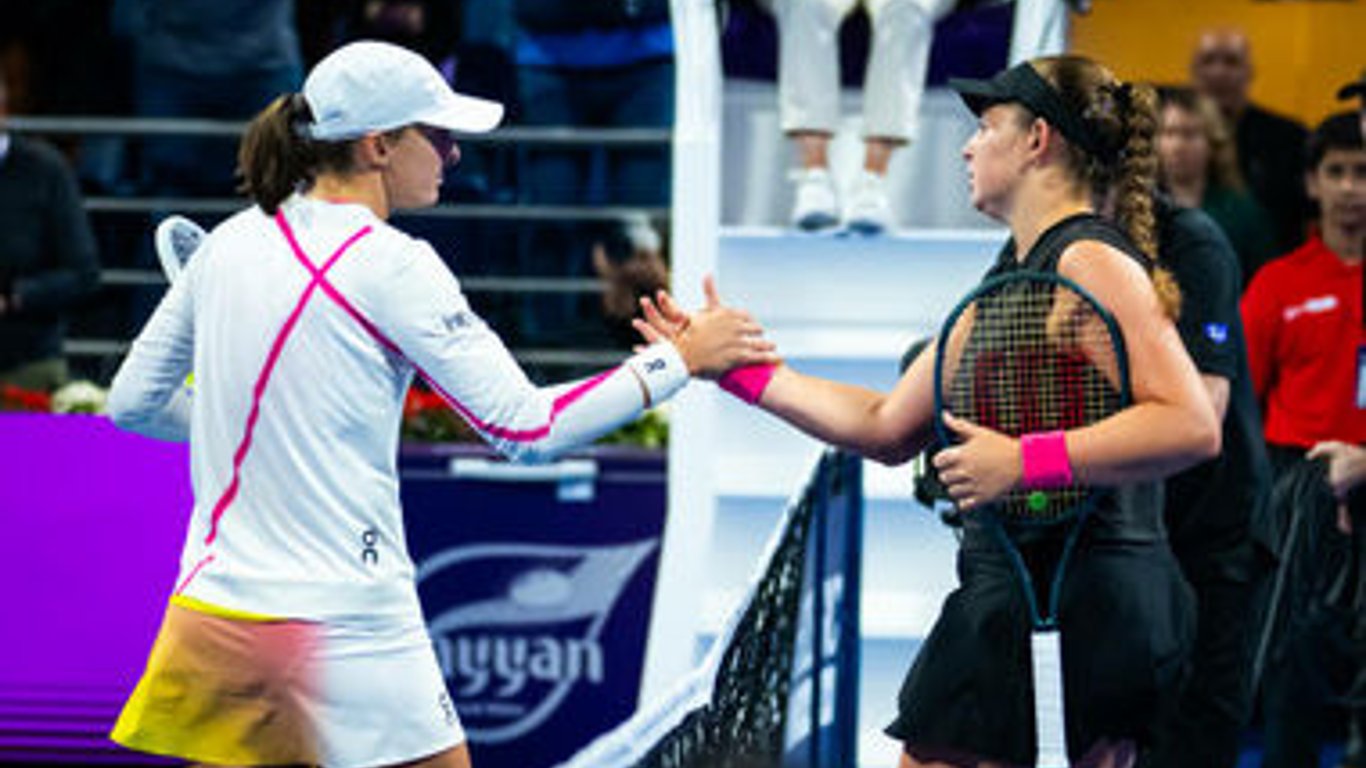 El sorprendente triunfo de Ostapenko sobre Swiatek resalta la imprevisibilidad de la rivalidad en el tenis.