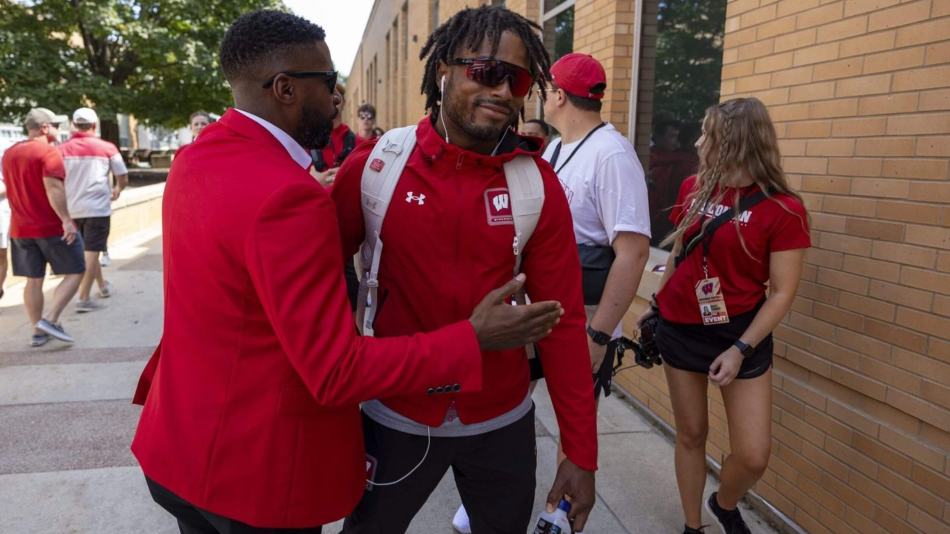 Marcus Sedberry asume el mando: una nueva era para el fútbol de Wisconsin comienza ahora.