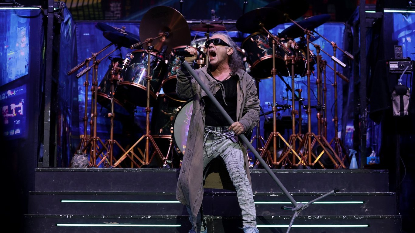 Iron Maiden se despide emocionalmente del baterista Nicko McBrain en el concierto final en Brasil.