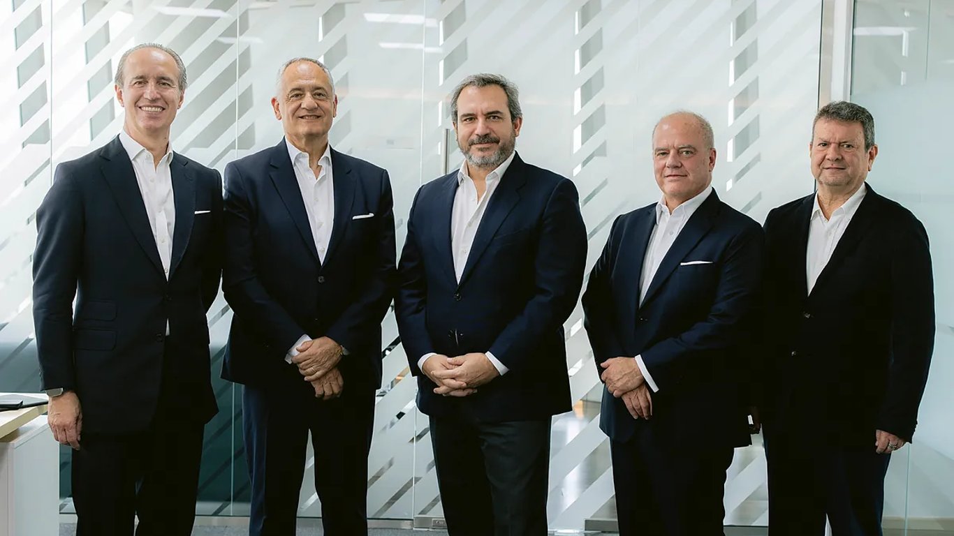 Tres españoles lanzan fondo de inversión en Abu Dabi con meta de 750 millones de euros