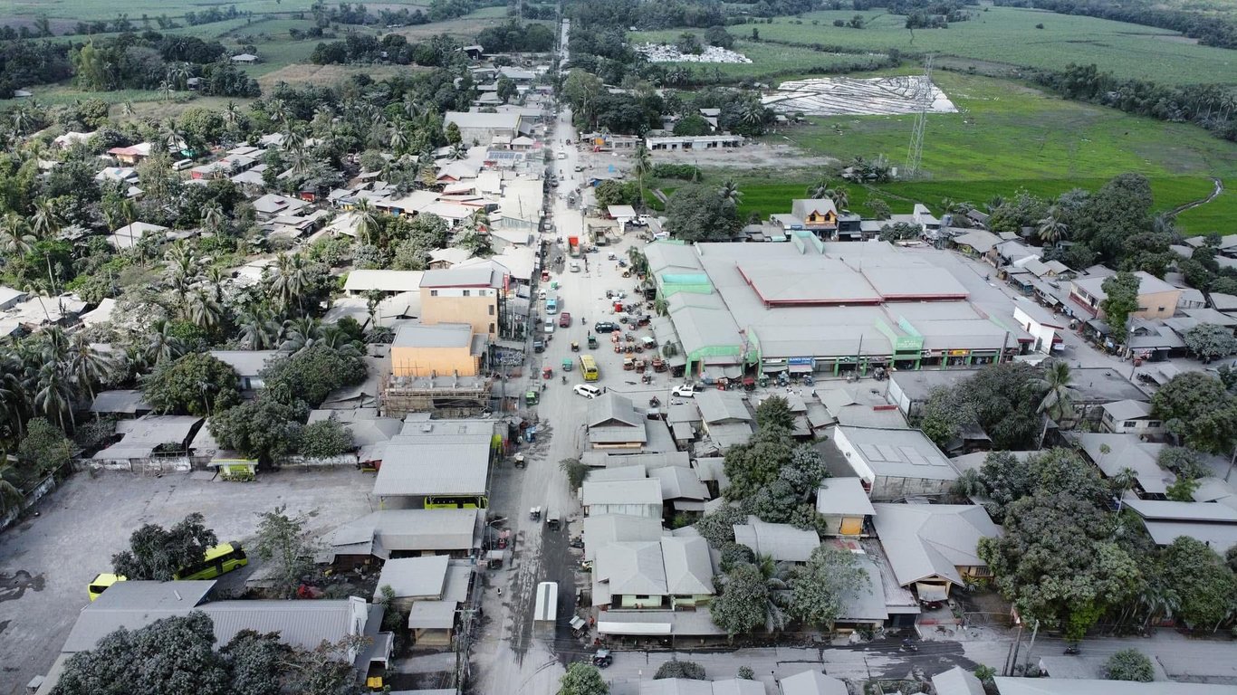 Los residentes de la ciudad de Bago enfrentan desafíos tras la erupción del volcán Kanlaon: la comunidad se mantiene unida.