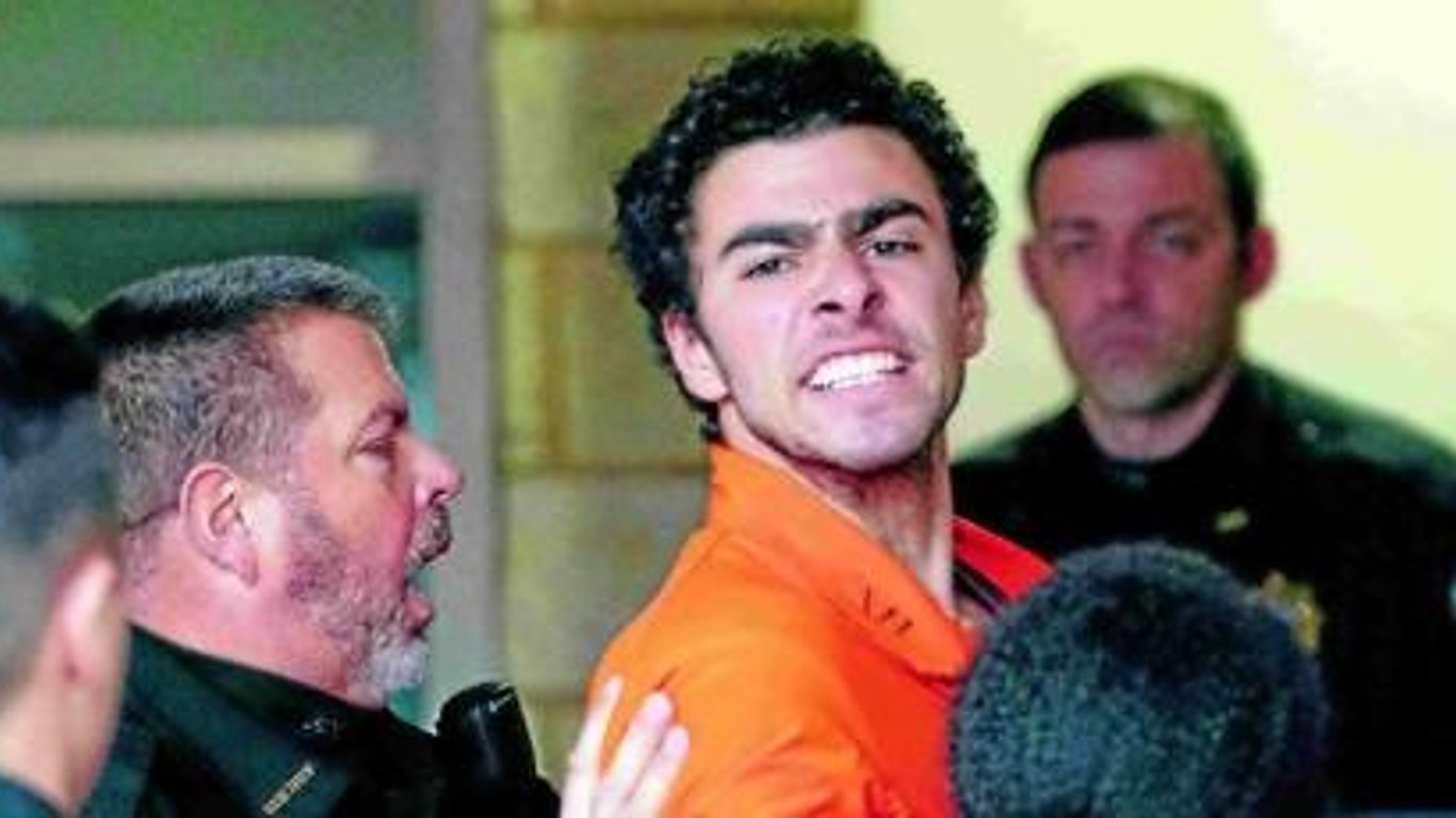 El tiroteo del CEO de UnitedHealthcare genera controversia sobre la justicia por mano propia y la violencia.