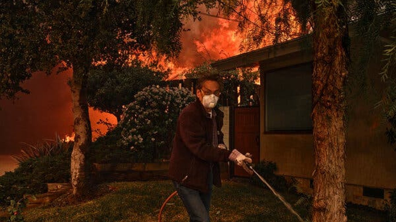 Los incendios forestales en California encienden una crisis de seguros mientras los propietarios enfrentan un dilema de $10 mil millones.