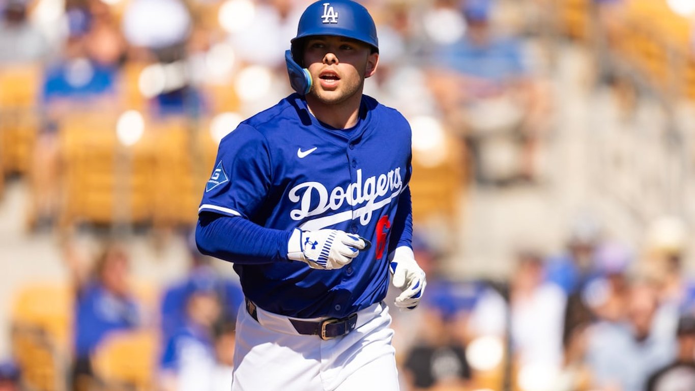 La Estrella en Ascenso Dalton Rushing Toma el Centro del Escenario en el Showcase de Entrenamiento de Primavera de los Dodgers.