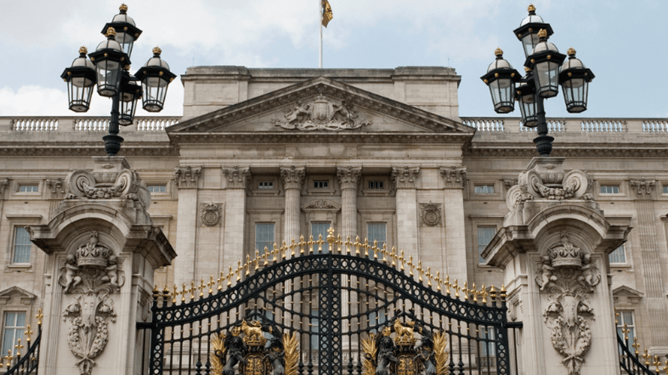 El aumento de sueldo de la familia real provoca indignación en medio de las dificultades presupuestarias de los servicios públicos.