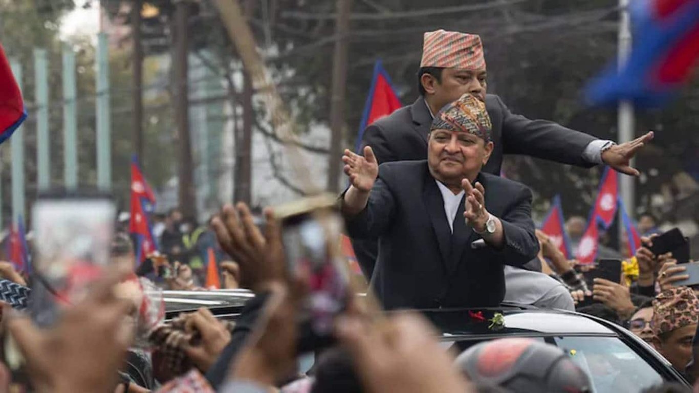 El debate sobre la monarquía en Nepal se intensifica en medio de protestas y llamados a la reforma política.