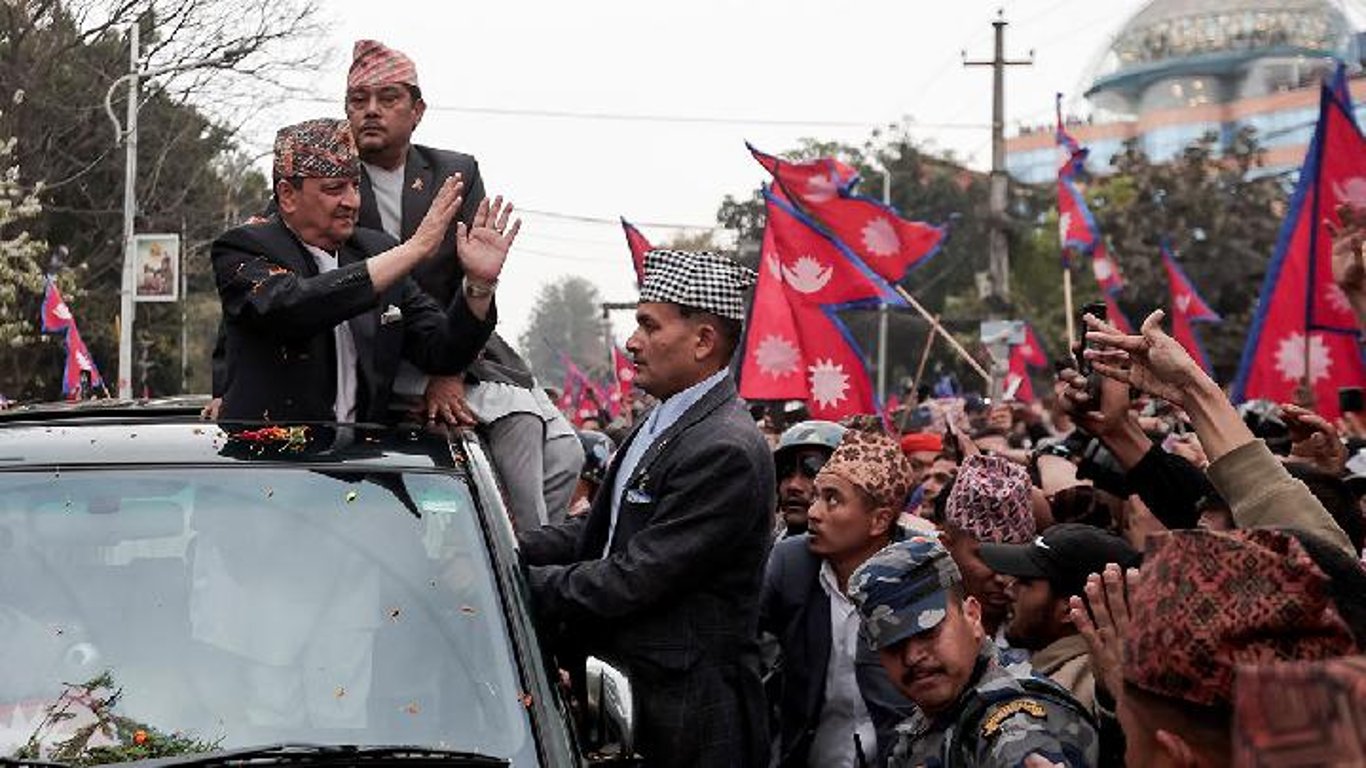 Gyanendra Shah regresa a Katmandú, atrayendo a 10,000 partidarios monárquicos en medio de tensiones.