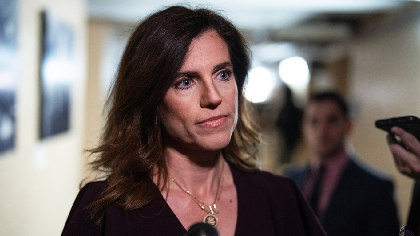 La reclamación de asalto de la congresista Mace genera controversia en medio del debate sobre los derechos trans.