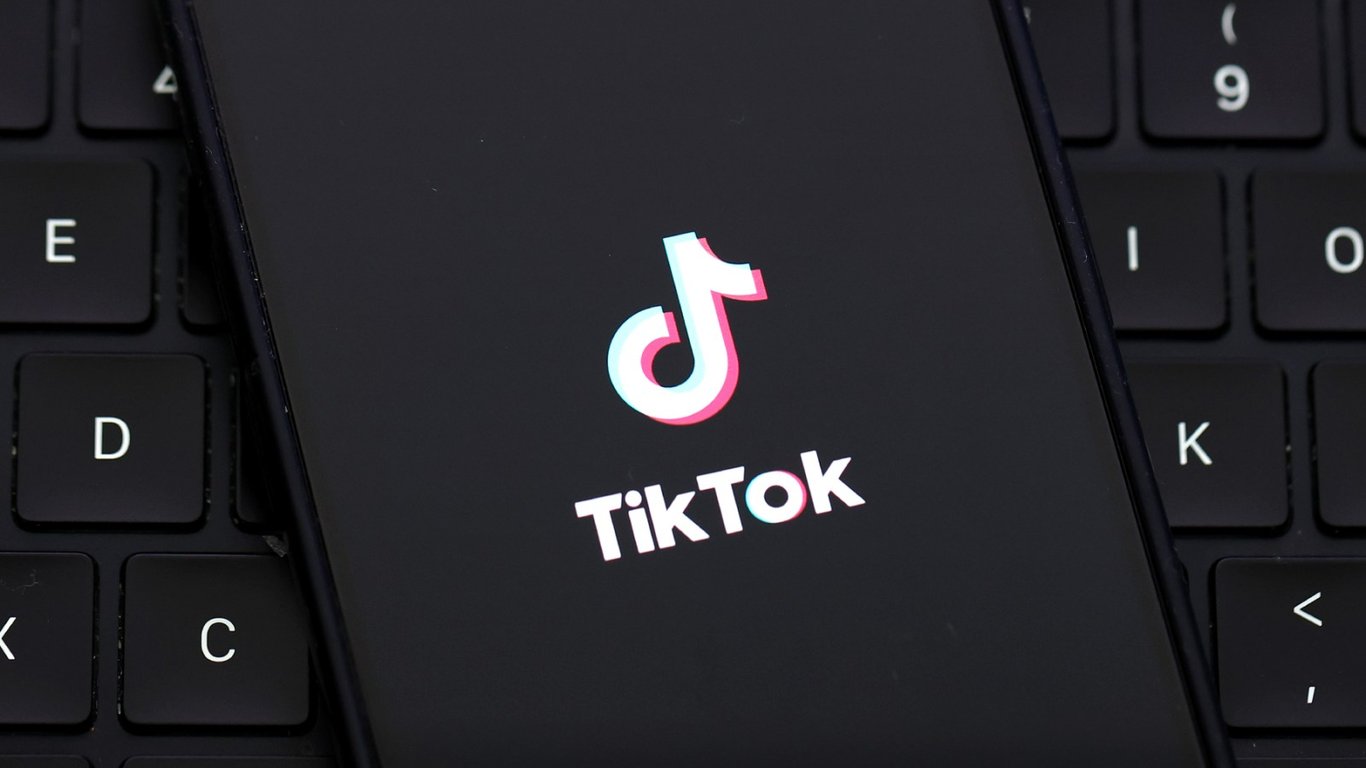 Madre de TikTok enfrenta investigación tras video controvertido que provoca indignación pública.