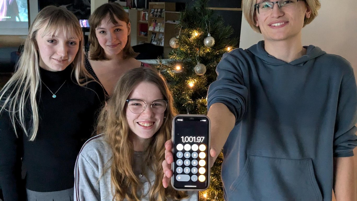 Los estudiantes de la Academia Colfox recaudan más de £1,000 para la investigación del cáncer durante la Semana RAG.