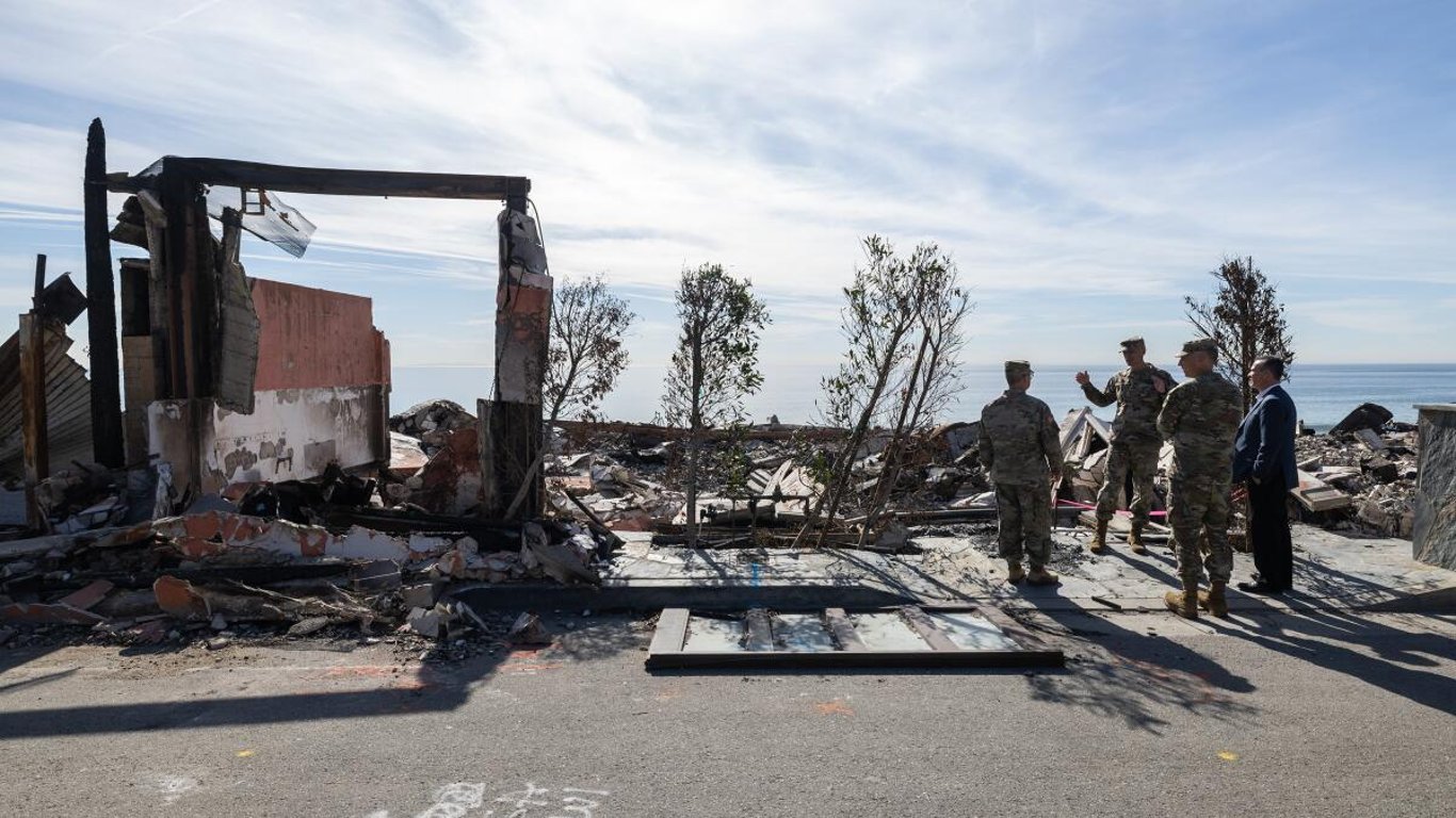 El sur de California enfrenta la amenaza de inundaciones mientras una tormenta invernal golpea fuertemente las áreas quemadas.
