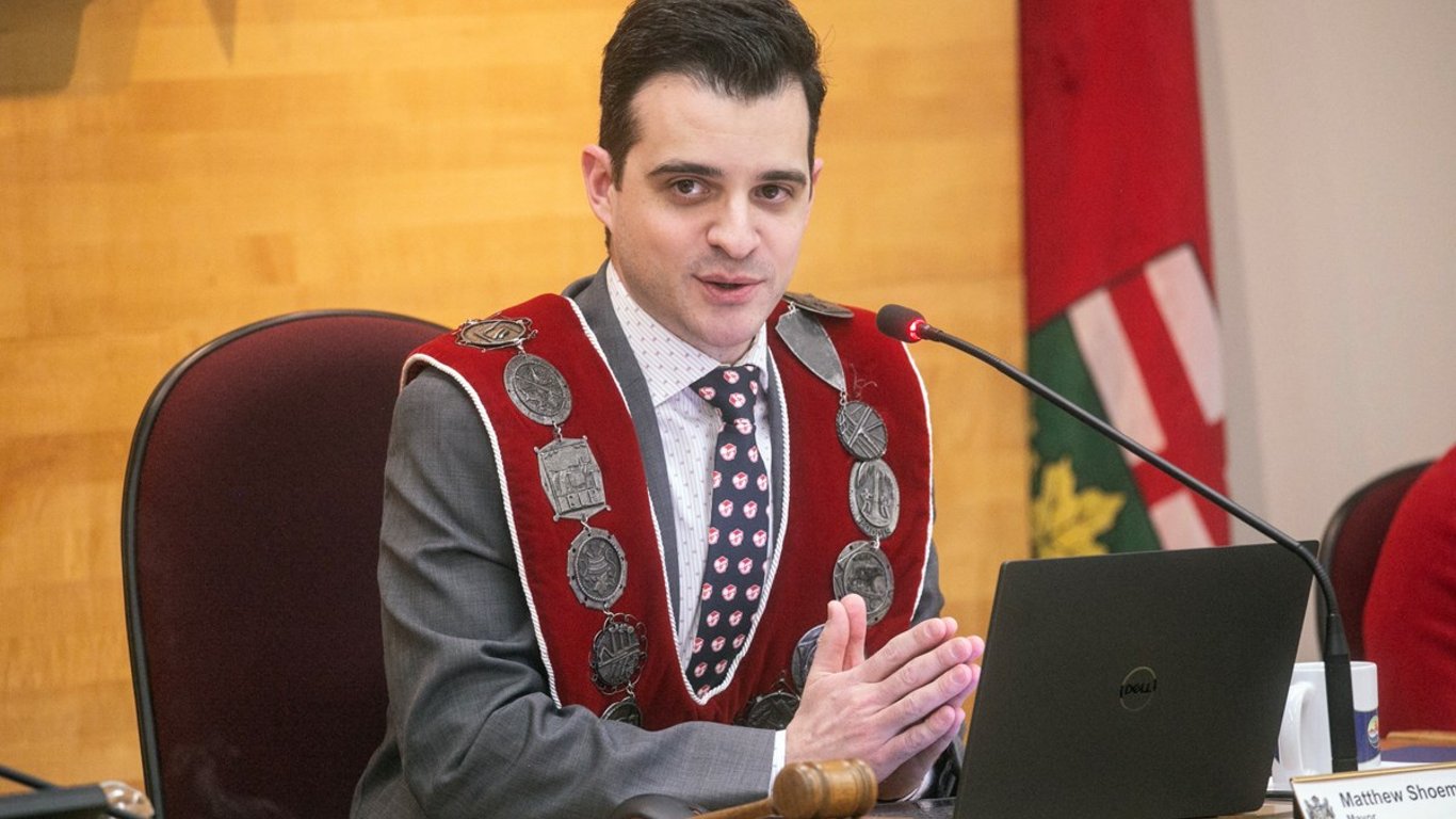 El alcalde Shoemaker critica al rey Carlos por su silencio sobre los comentarios de anexión de Trump.