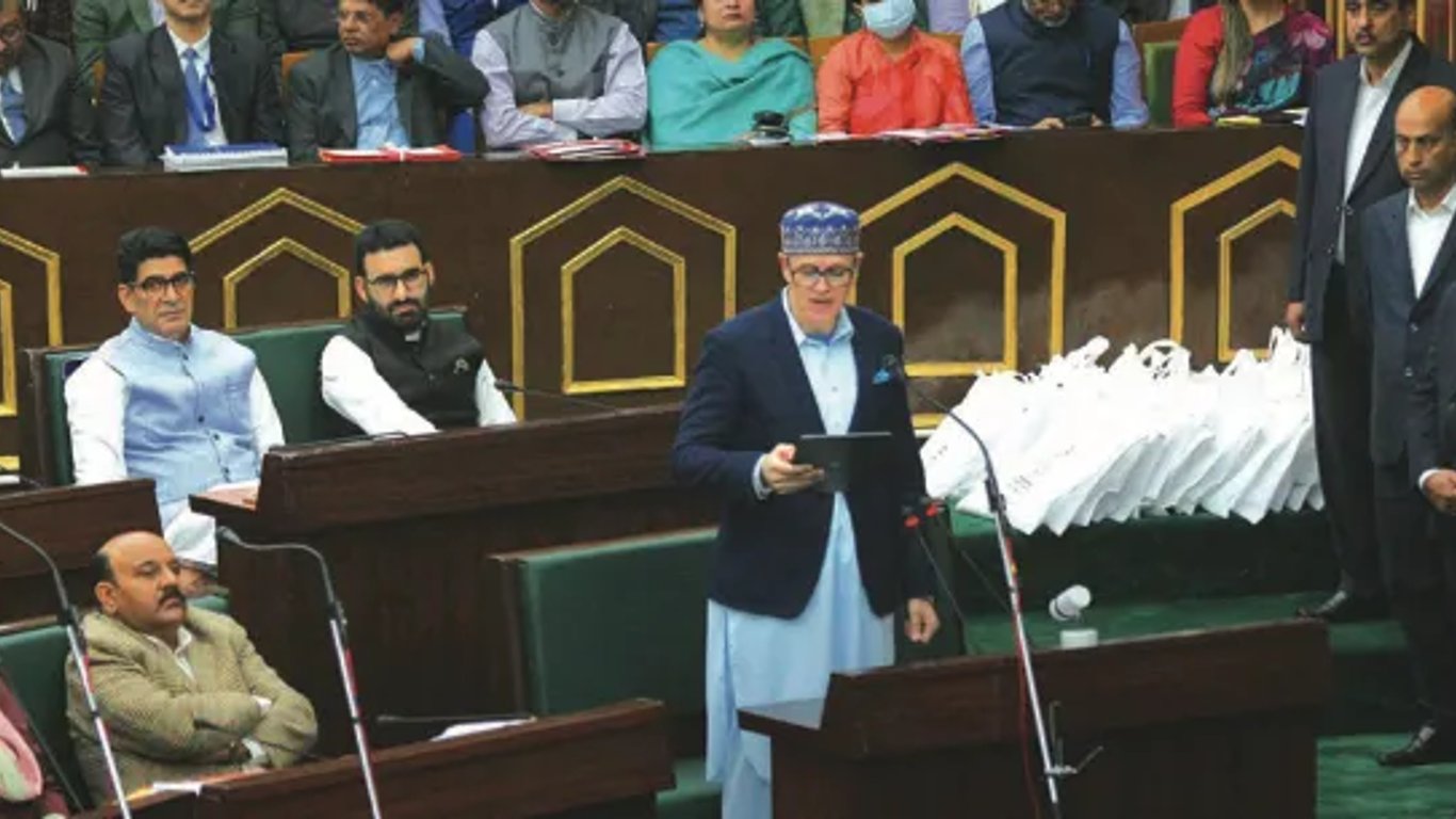 Omar Abdullah presenta robustas estrategias de mitigación de desastres para un Kashmir resiliente.