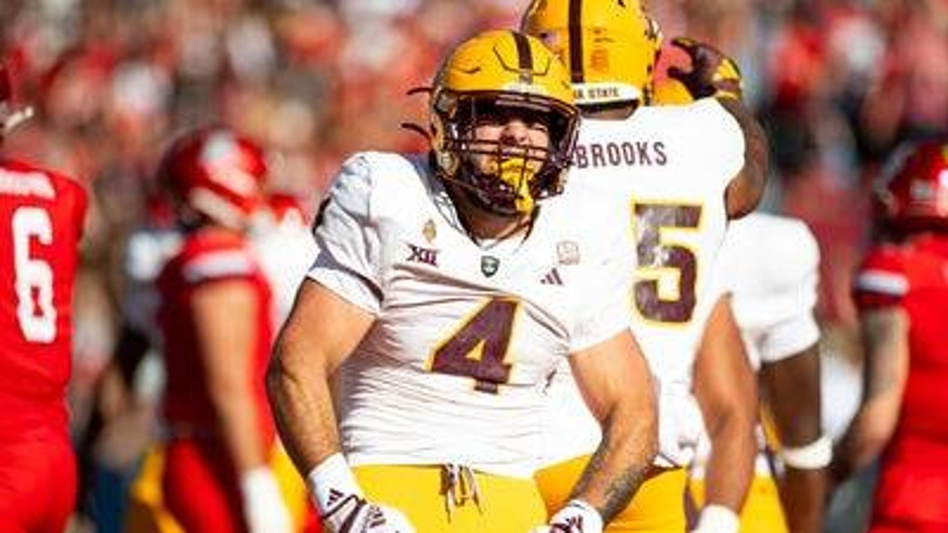 Nueva Era del Fútbol Universitario: Los Desvalidos Surgen Mientras el Playoff de 12 Equipos Despierta Emoción