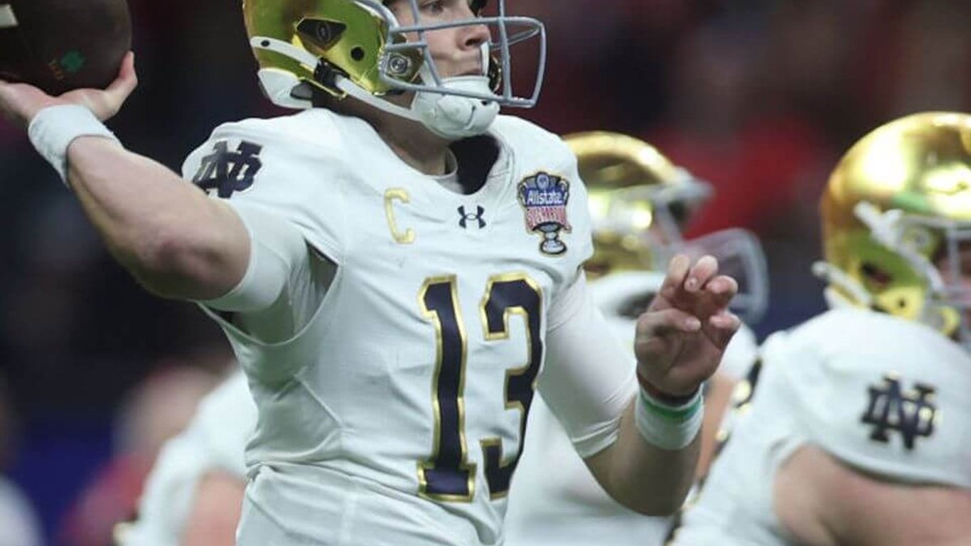 Enfrentamiento en Atlanta: Potencias del fútbol universitario se enfrentan por un lugar en el campeonato nacional.