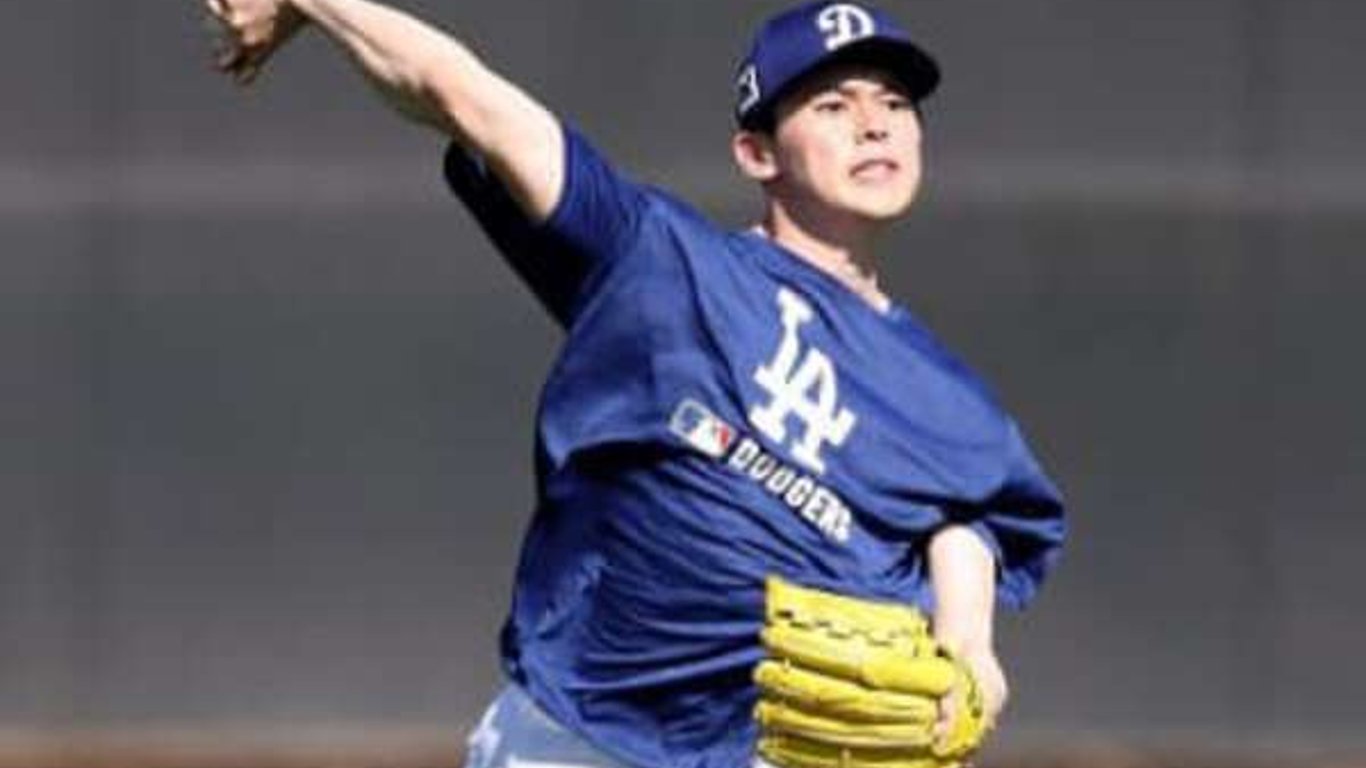 El lanzador Roki Sasaki de los Dodgers brilla en el entrenamiento de primavera y tiene la vista puesta en un debut histórico en Japón.
