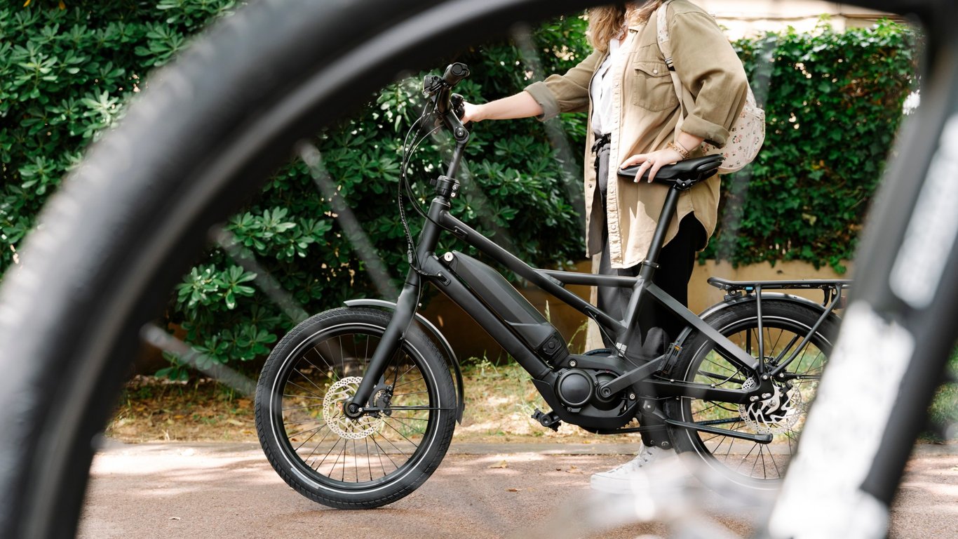 California lanza un programa de crédito de $2,000 para impulsar la adopción de bicicletas eléctricas.