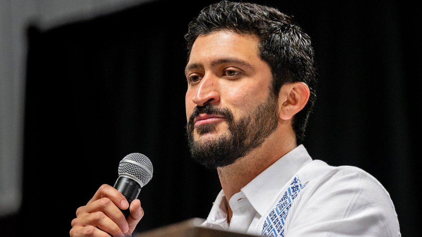 Nuevo líder del Caucus Progresista, Greg Casar, defiende los intereses de la clase trabajadora en medio del resurgimiento del GOP.