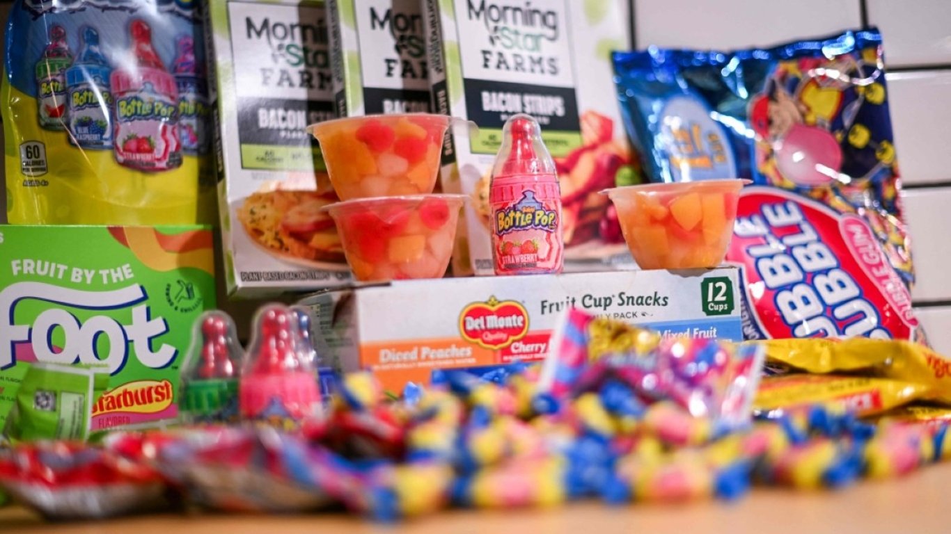 La administración Biden prohíbe el controvertido colorante rojo número 3 en medio de preocupaciones sobre la salud pública.