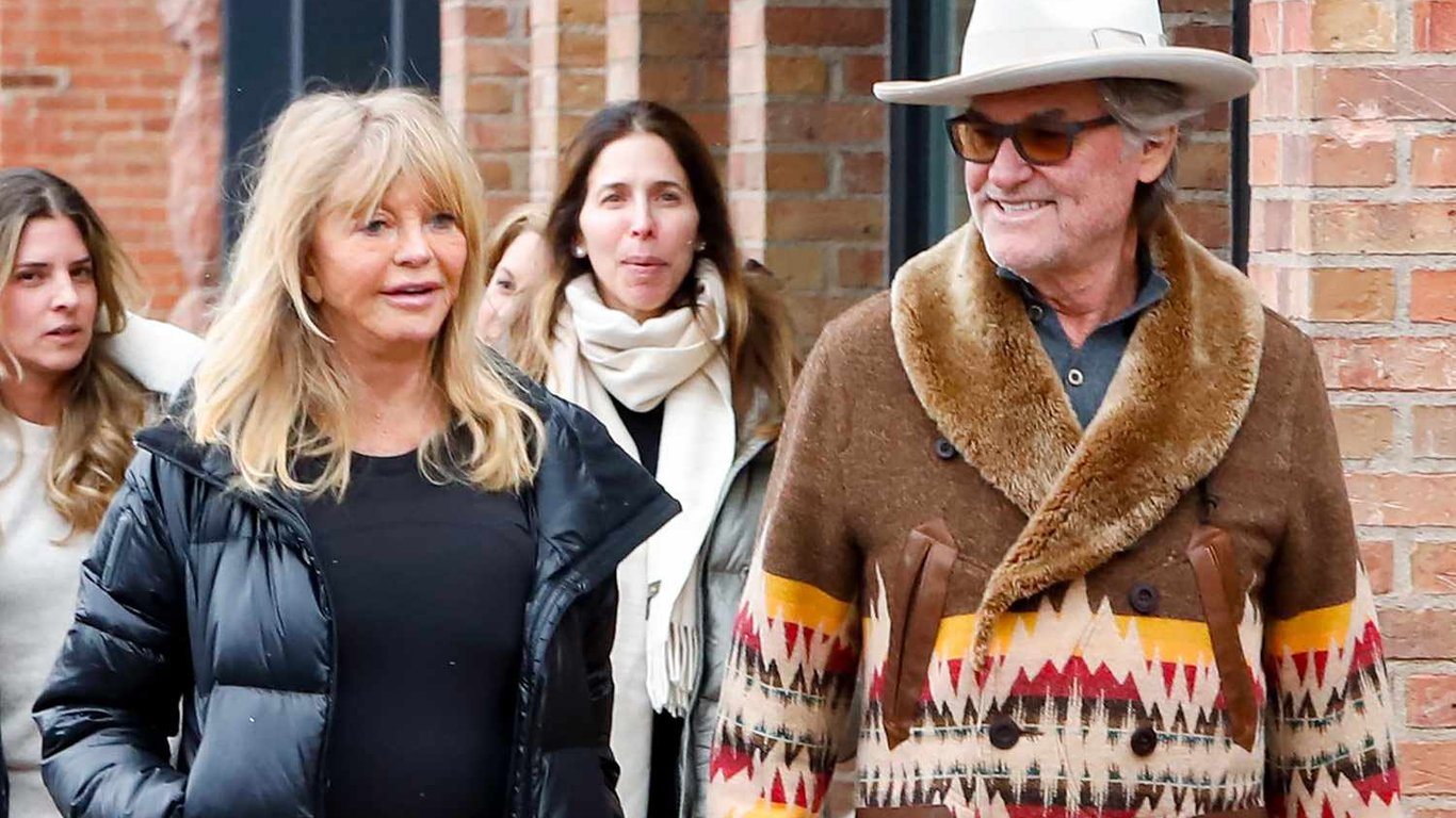 Goldie Hawn y Kurt Russell difunden el espíritu navideño en una alegre jornada de compras en Aspen.