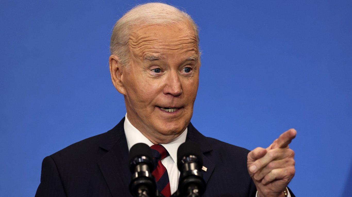 Biden reflexiona sobre los cheques de estímulo, lamenta no haber mencionado su nombre en medio del debate económico.