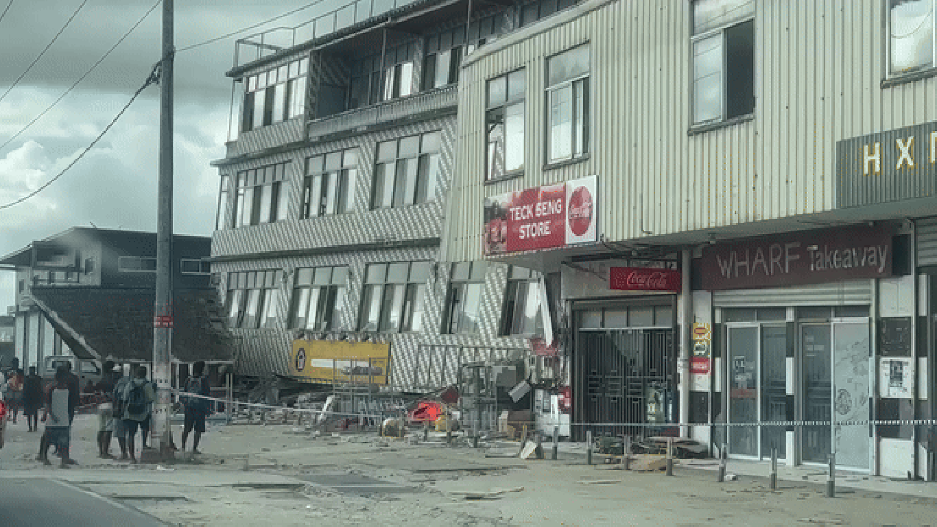 Vanuatu enfrenta devastación tras un terremoto de magnitud 7.3 que cobra vidas y hogares.