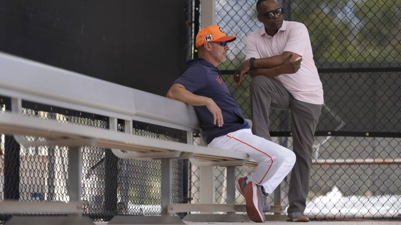 Los Astros enfrentan desafíos sin precedentes a medida que jugadores clave se marchan antes de la nueva temporada.