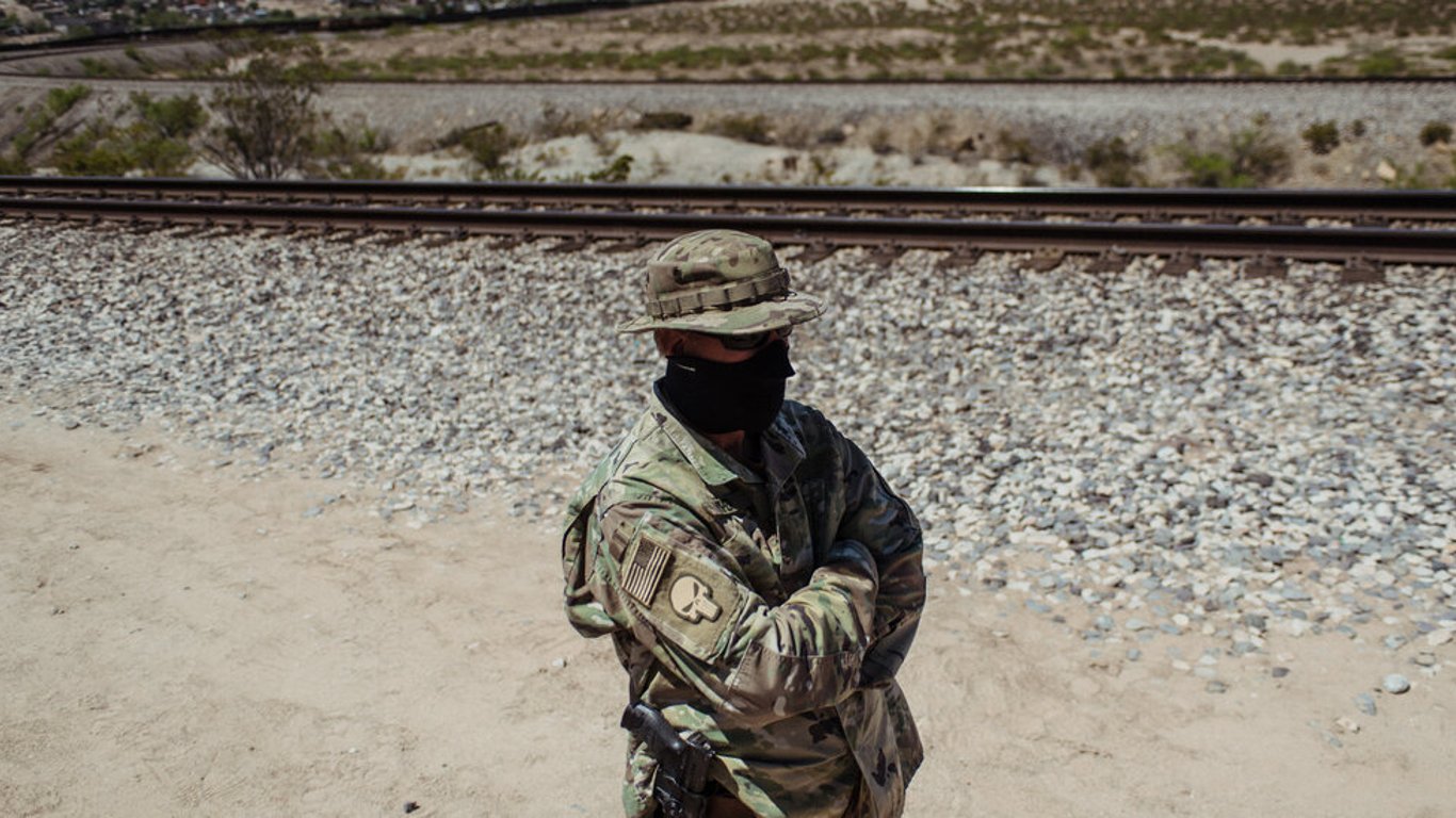 Milicias de extrema derecha ansiosas por unirse al plan de deportación de Trump, generando alarmas en todo el país.