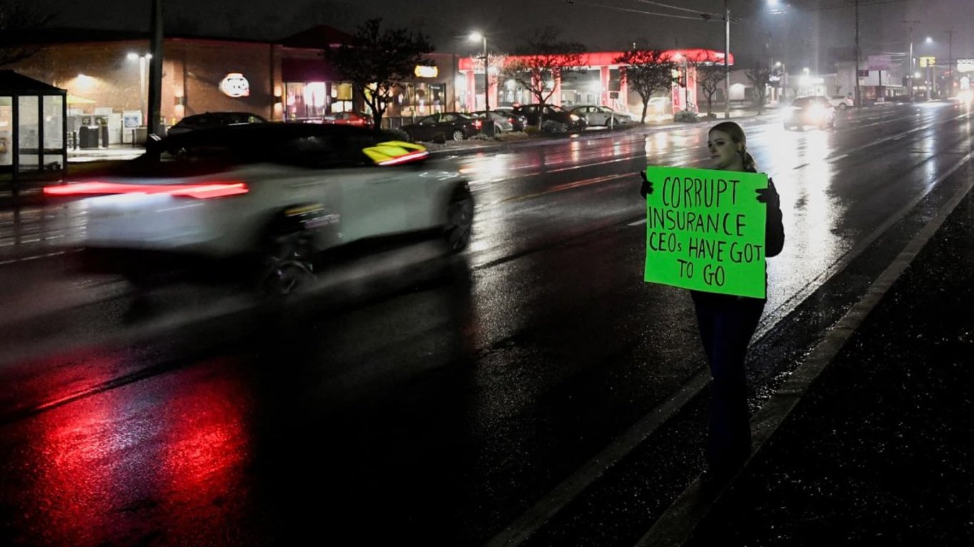 La crisis de seguros se agudiza tras el asesinato del CEO de UnitedHealthcare, que desata la indignación.