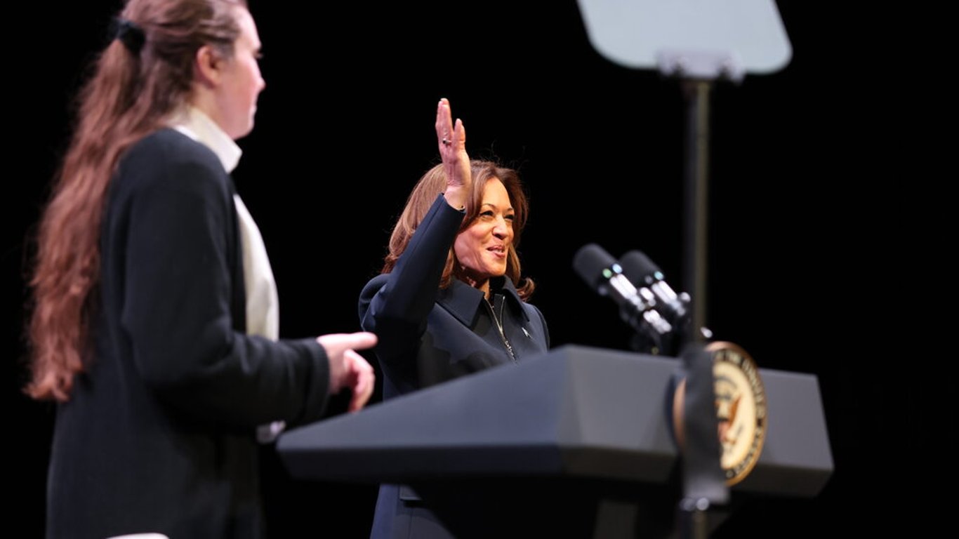 Harris insta a los jóvenes estadounidenses a mantenerse comprometidos a pesar de los reveses y decepciones electorales.