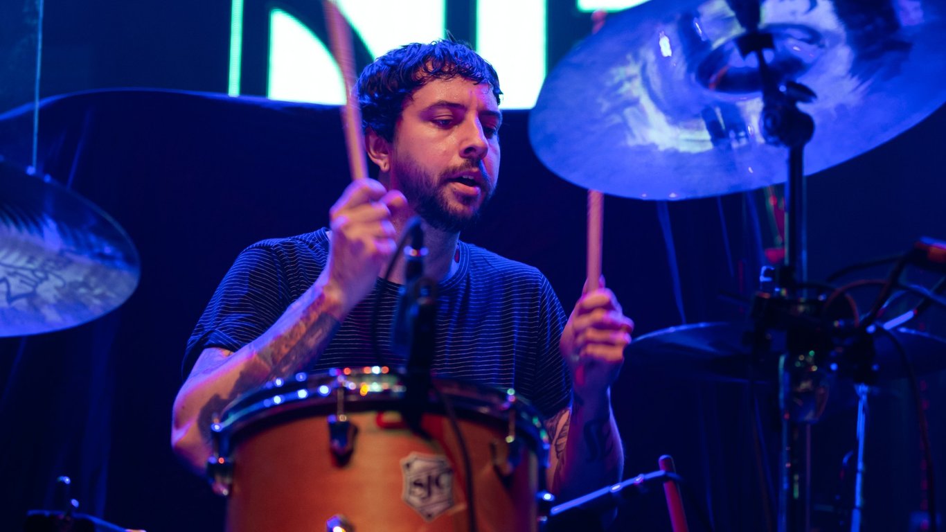 El exbaterista de Every Time I Die enfrenta una crisis familiar mientras su hija pequeña lucha contra la leucemia.