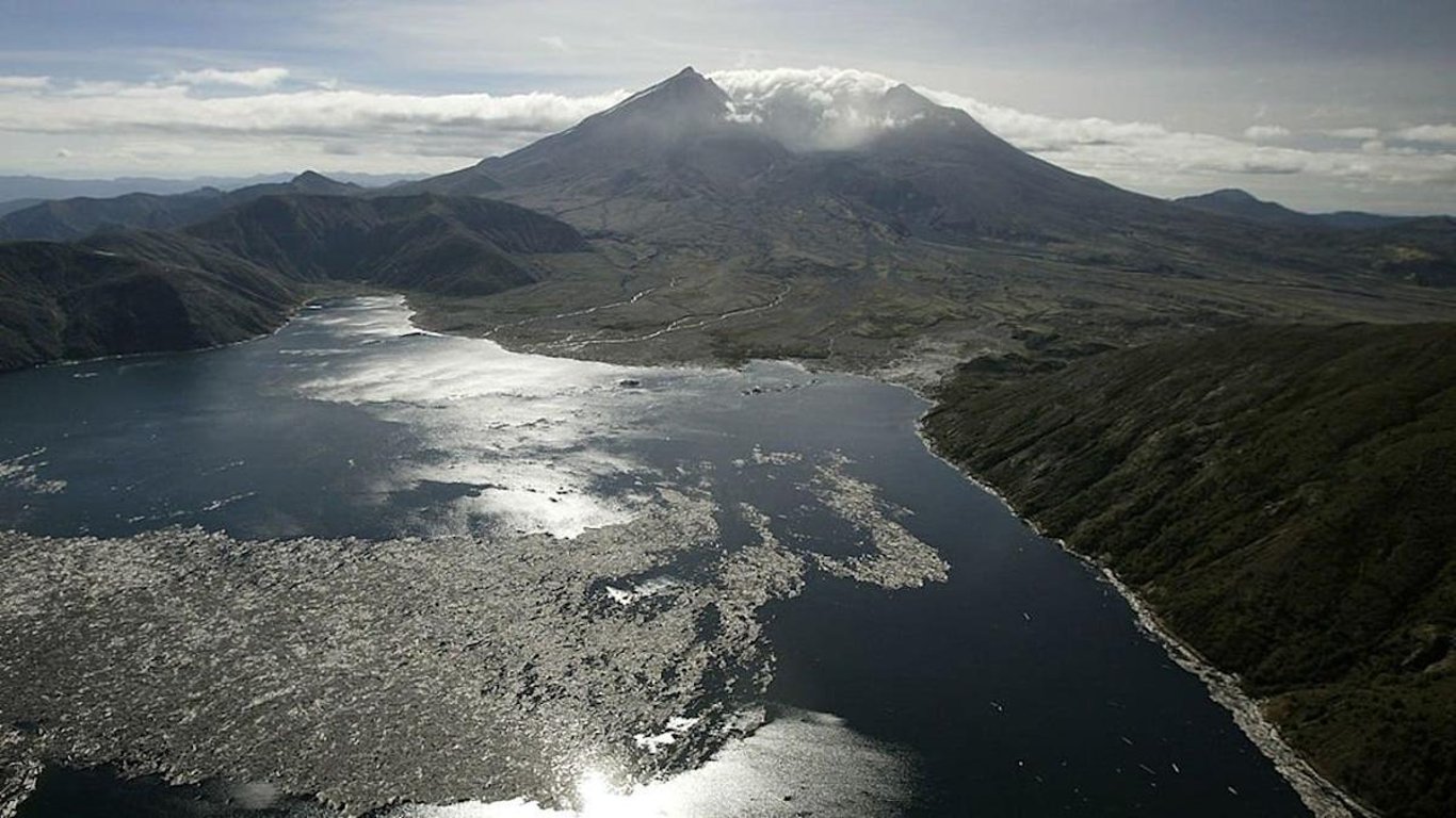 Aumento de terremotos en el Monte Adams provoca monitoreo urgente antes del aniversario del volcán.