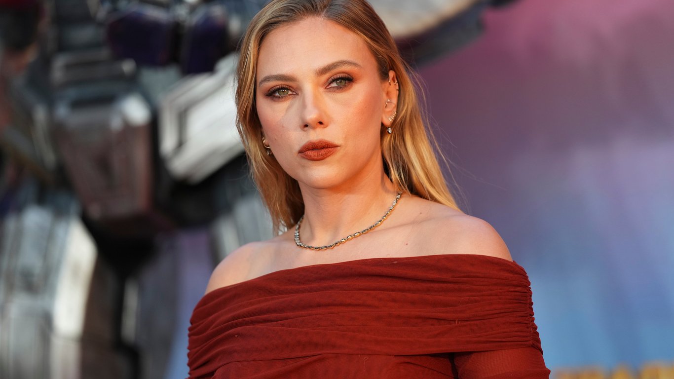 Scarlett Johansson alerta sobre riesgos de IA tras video falso con críticas a Kanye West