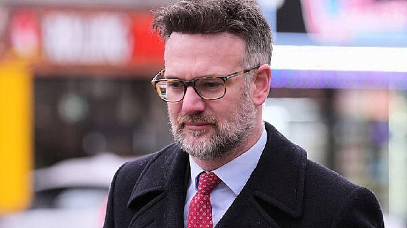 Experto en Antigüedades de Celebridades Enfrenta Graves Alegaciones de Abuso Doméstico en un Impactante Juicio