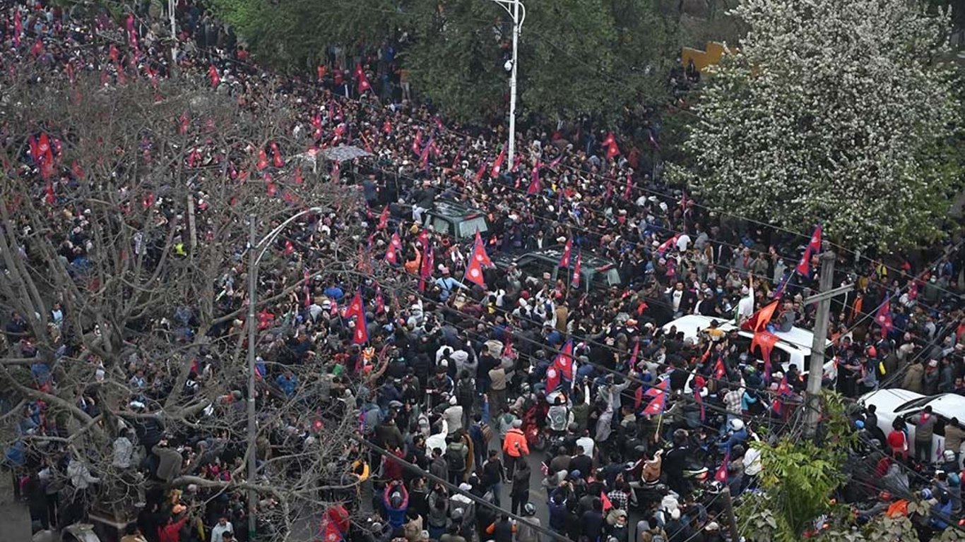 Debate sobre la Monarquía en Nepal: Las manifestaciones encienden la pasión, pero el apoyo al rey sigue siendo débil.
