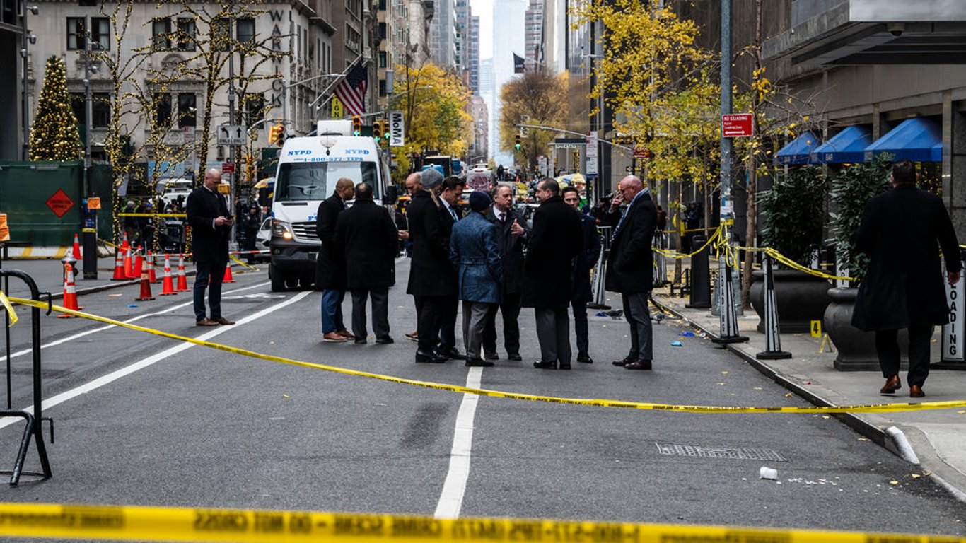 El asalto del asesino acusado al CEO de una empresa de salud plantea interrogantes sobre terrorismo e ideología.